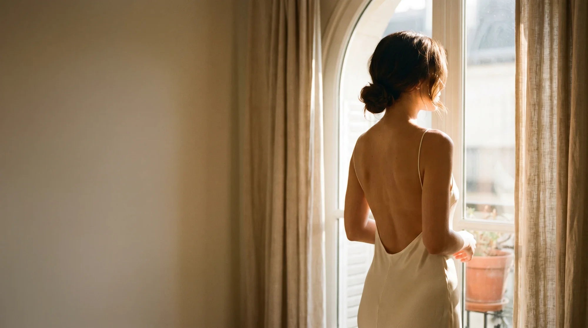 Anea — femme en robe dos nu, silhouette élégante sans bretelles visibles